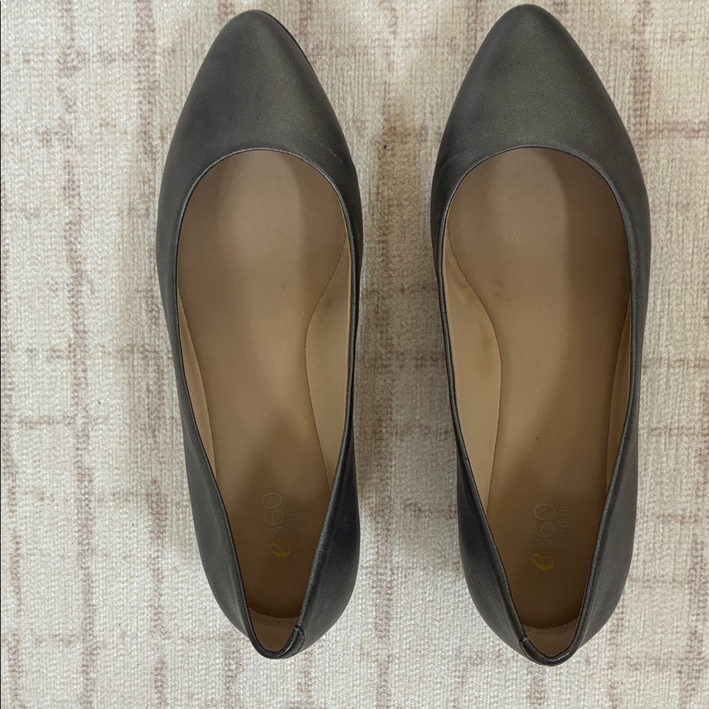 EUC Easy Spirit Avery Gray Metallic Pewter pointy toe wedges